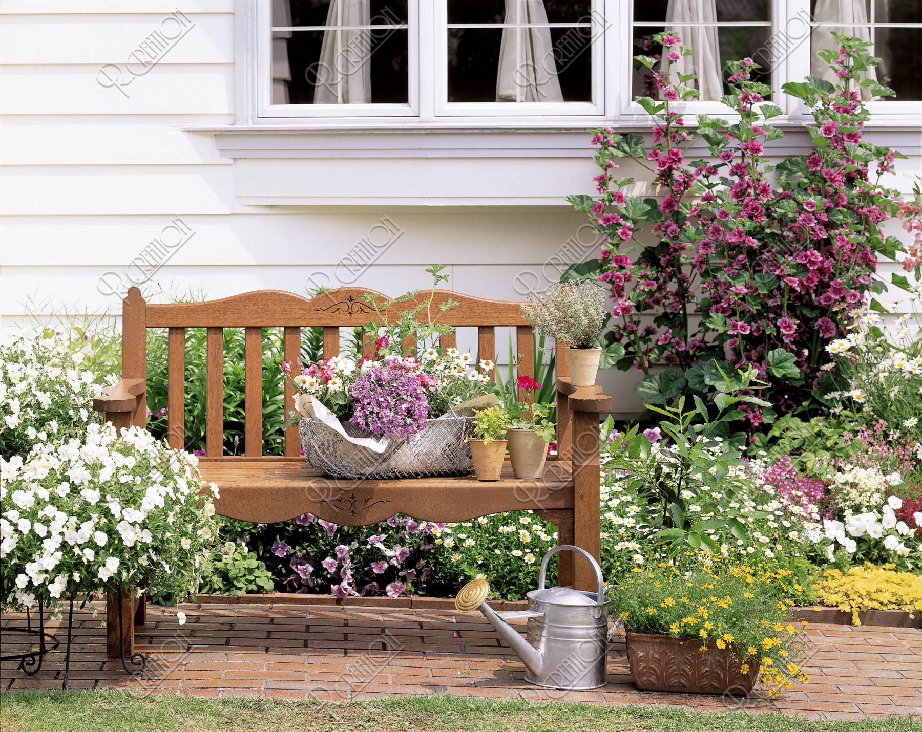 花壇とベンチ