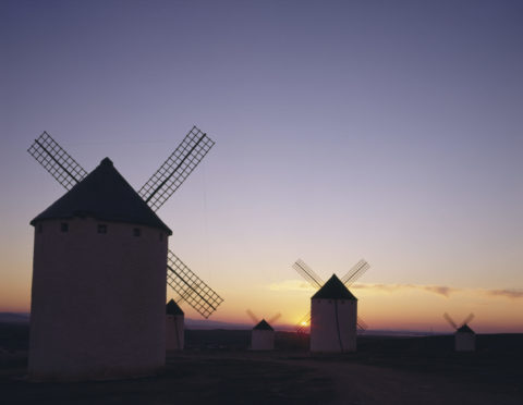 ラ．マンチャの風車と夕日 スペイン