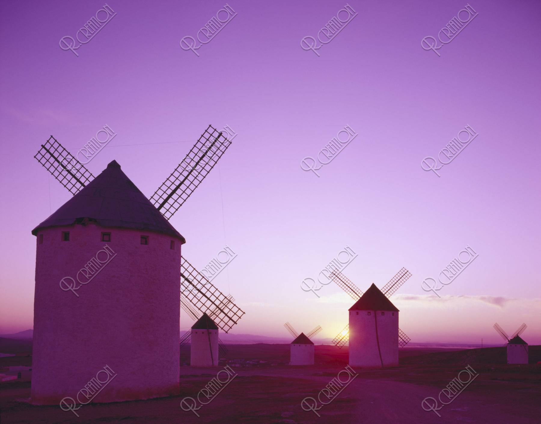 ラ．マンチャの風車と夕日 スペイン