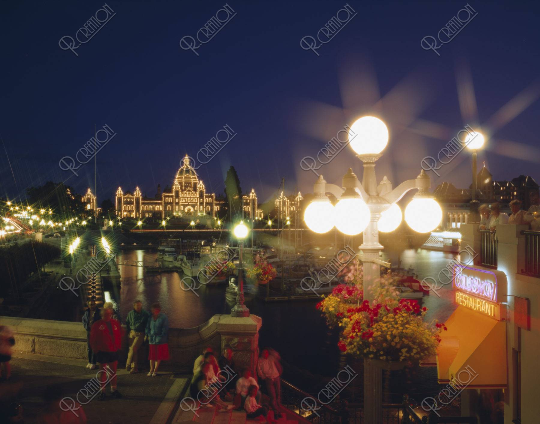 夜の州議事堂と街灯 Ｂ．Ｃビクトリア カナダ