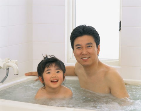 入浴中の父と娘