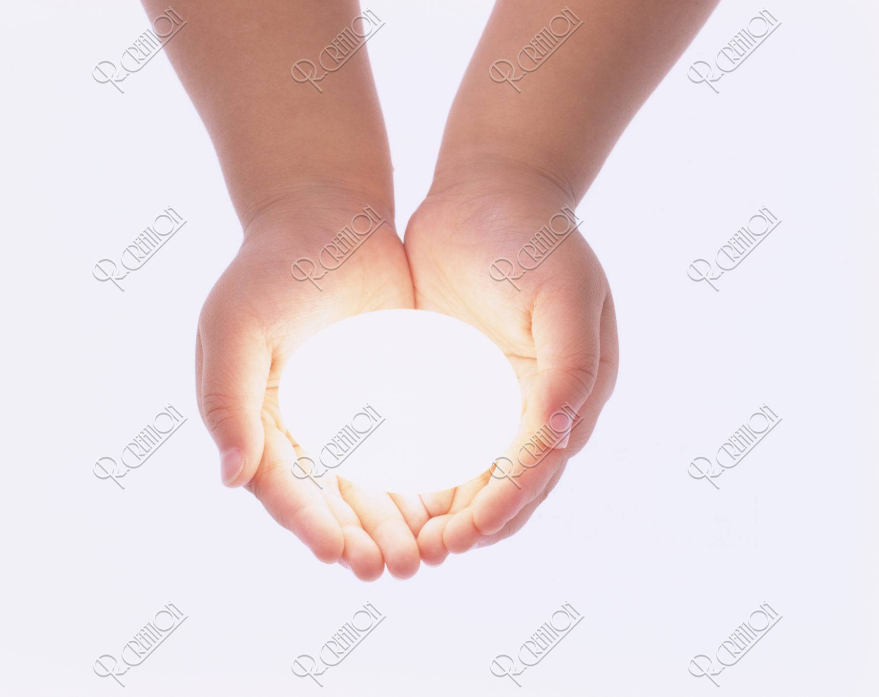 光る卵を持つ子供の手