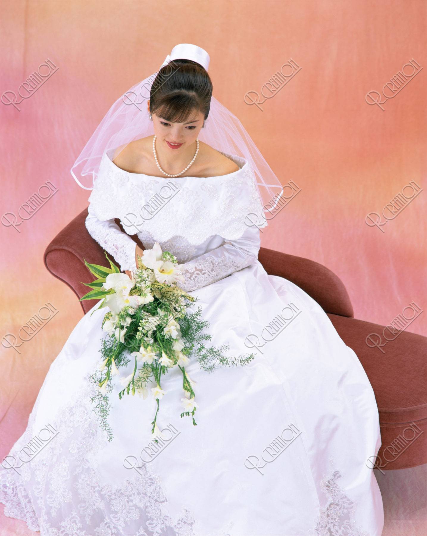 椅子に座るウェディングの女性 写真 アールクリエーション
