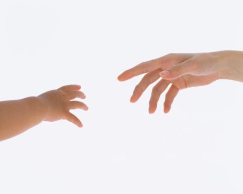 母の手と子供の手