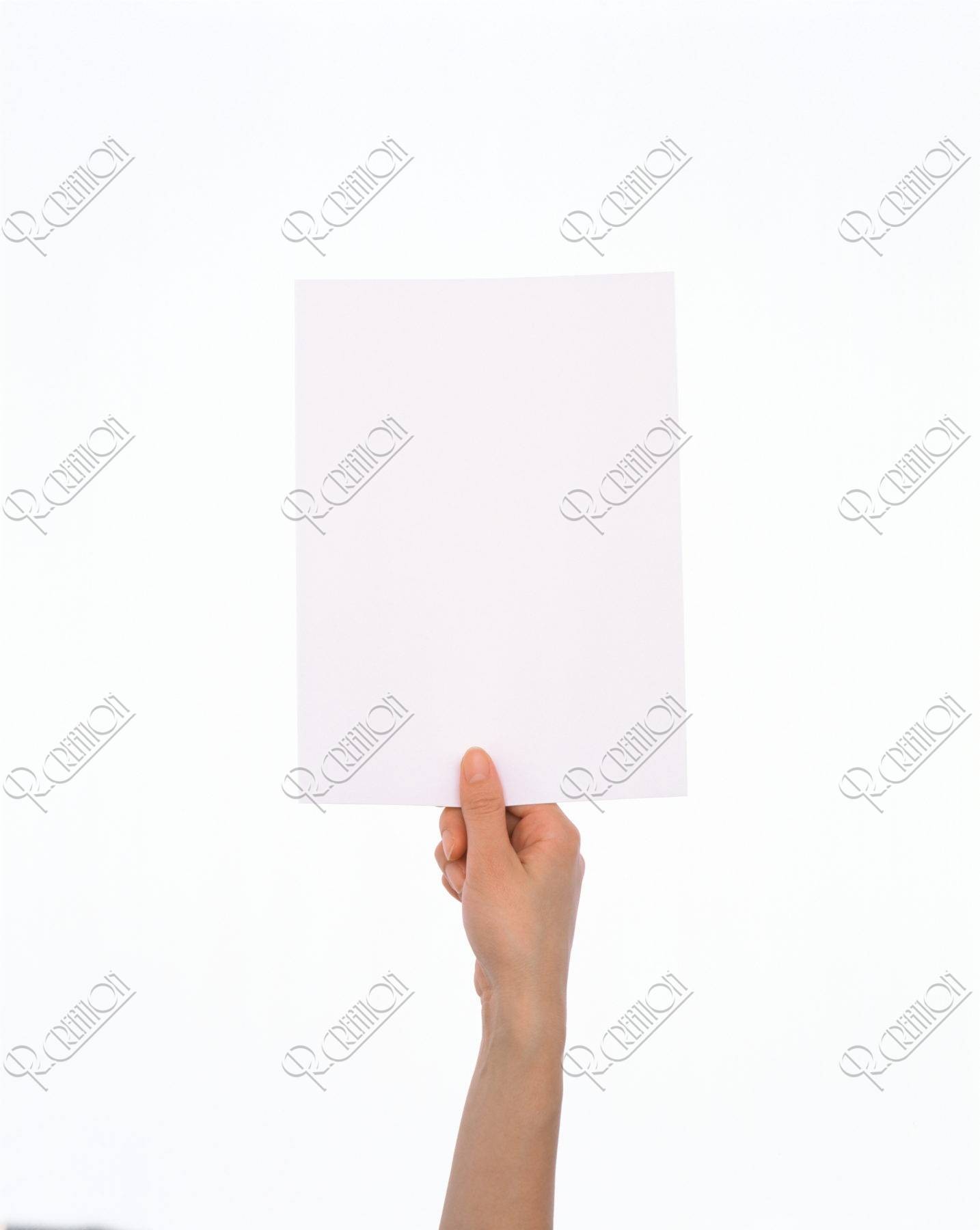 白い紙を持つ手 写真 アールクリエーション