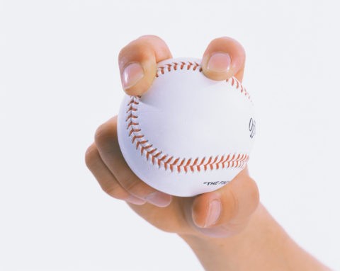 野球のボールを持つ手