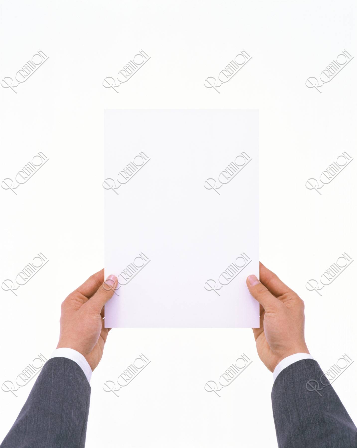 白い紙を持つ手 写真 アールクリエーション
