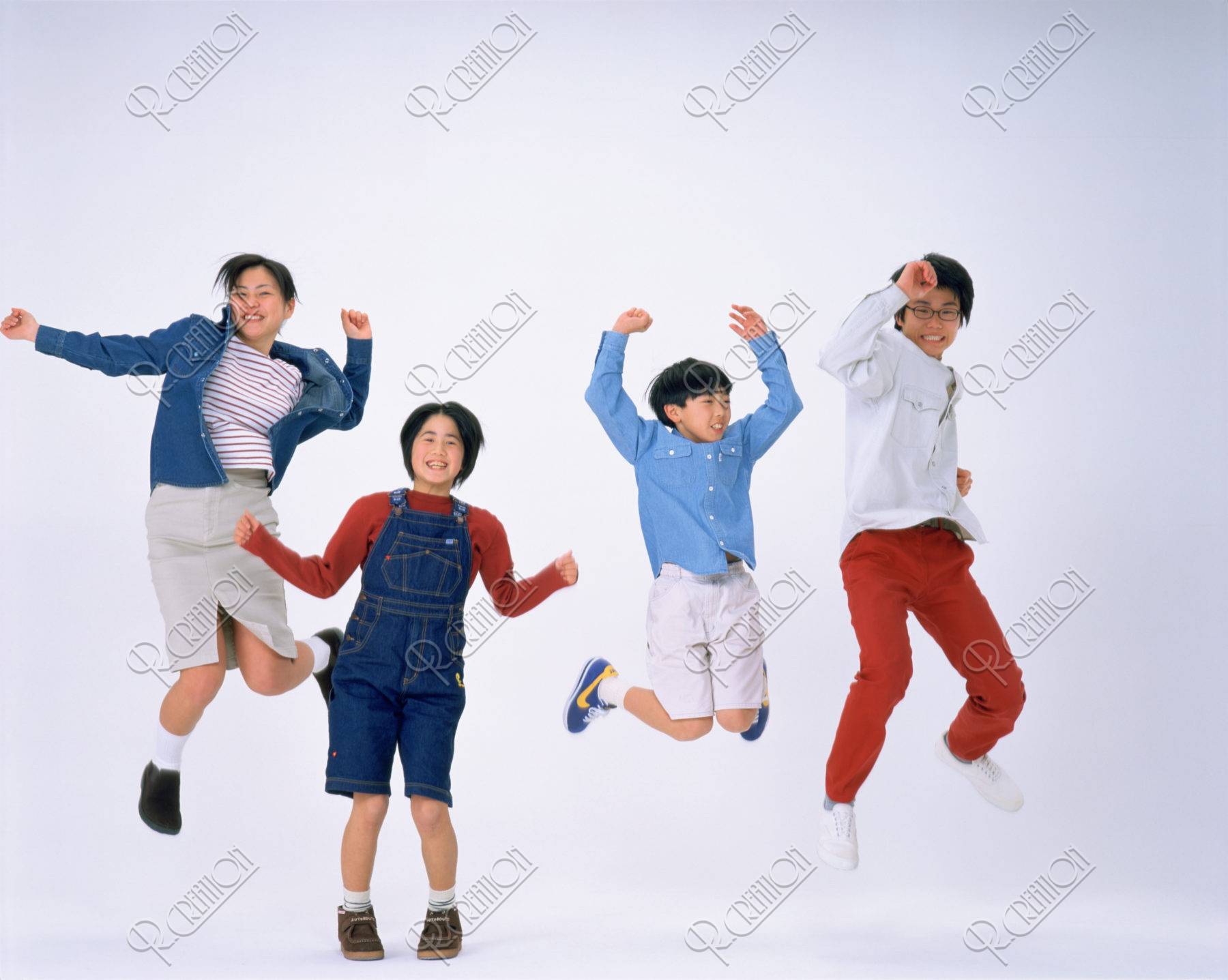 ジャンプする４人の子供