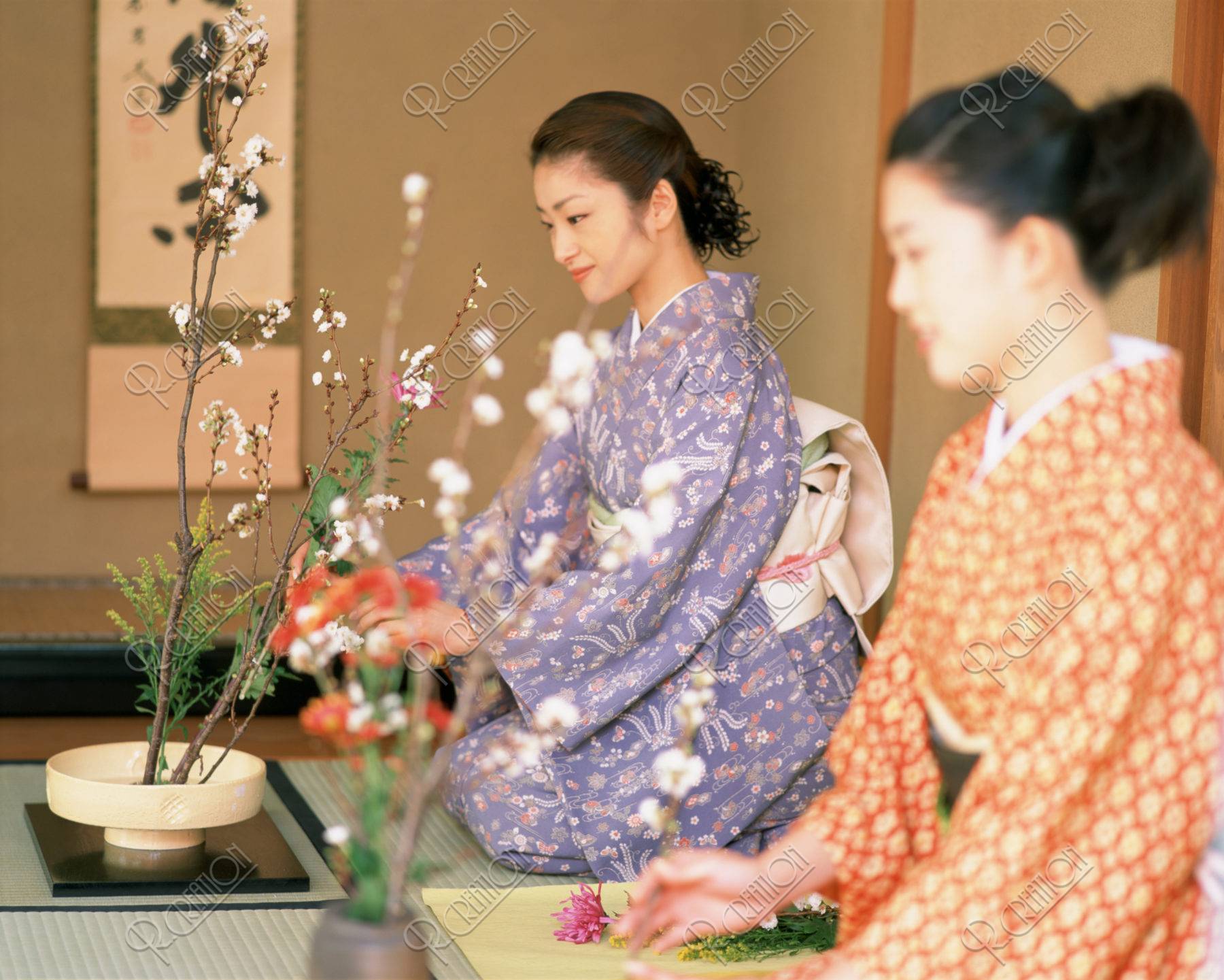 花を生ける女性２人