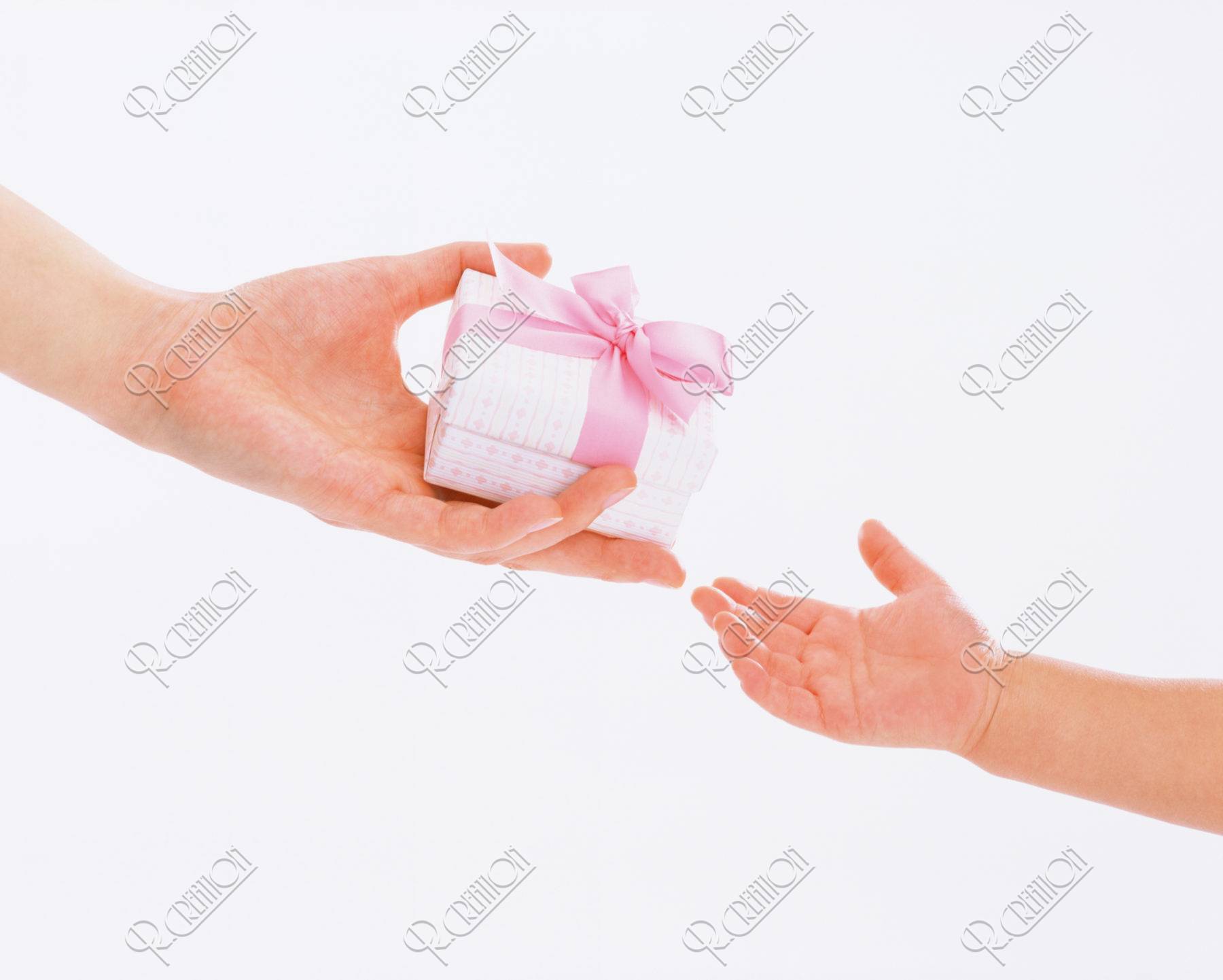 プレゼントを渡す母と子の手