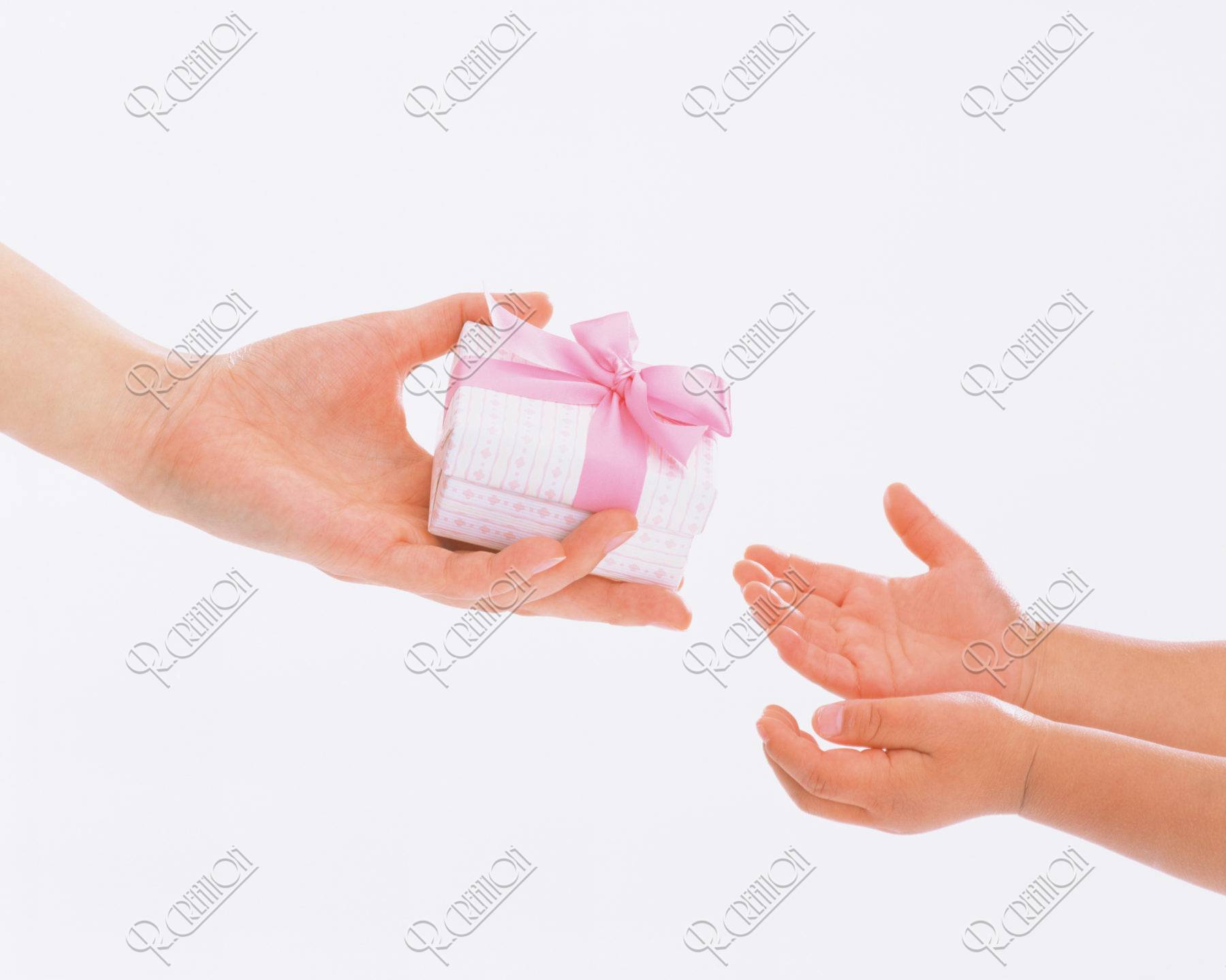 プレゼントを渡す母と子の手