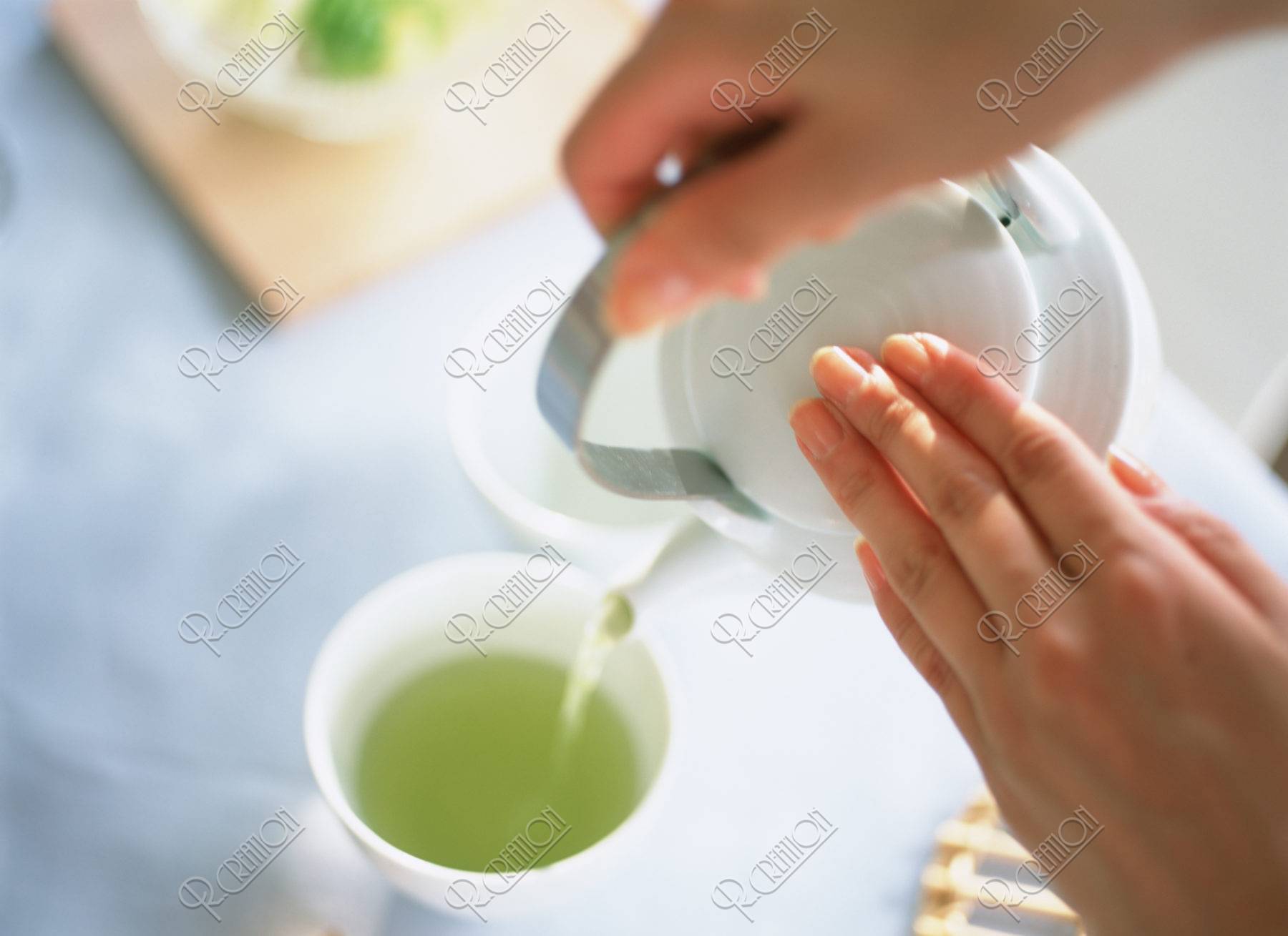 日本茶をいれる手