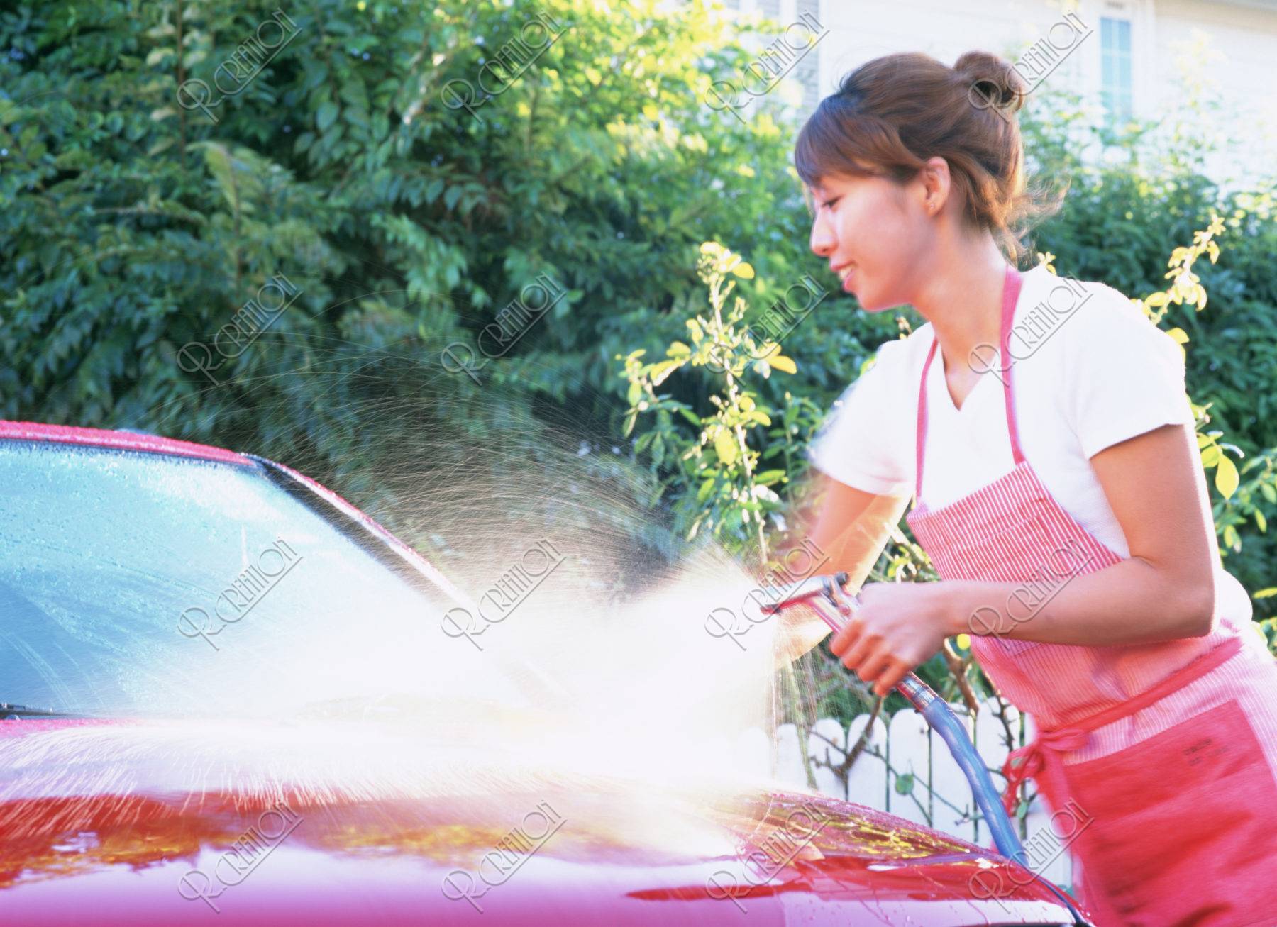 洗車をする女性