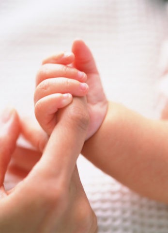 母と赤ちゃんの手