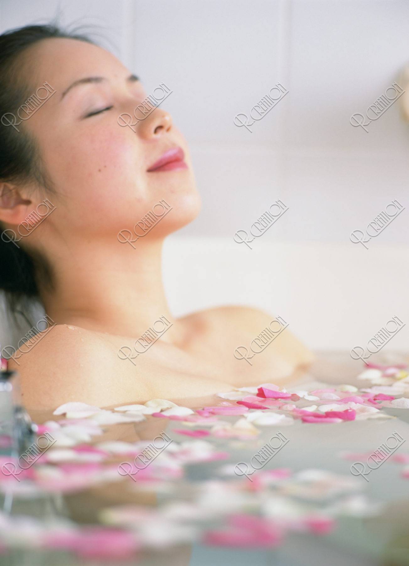 バラ風呂の女性