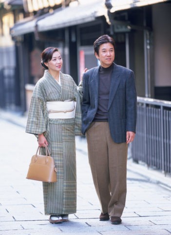 祇園を歩く 和服の４０代 夫婦