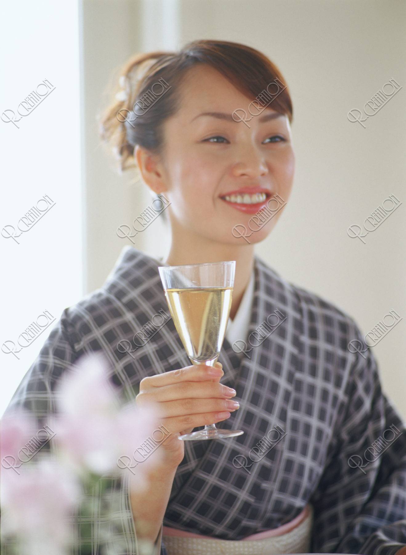 ワインを飲む和服の女性
