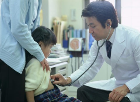 診察中の子供と医師