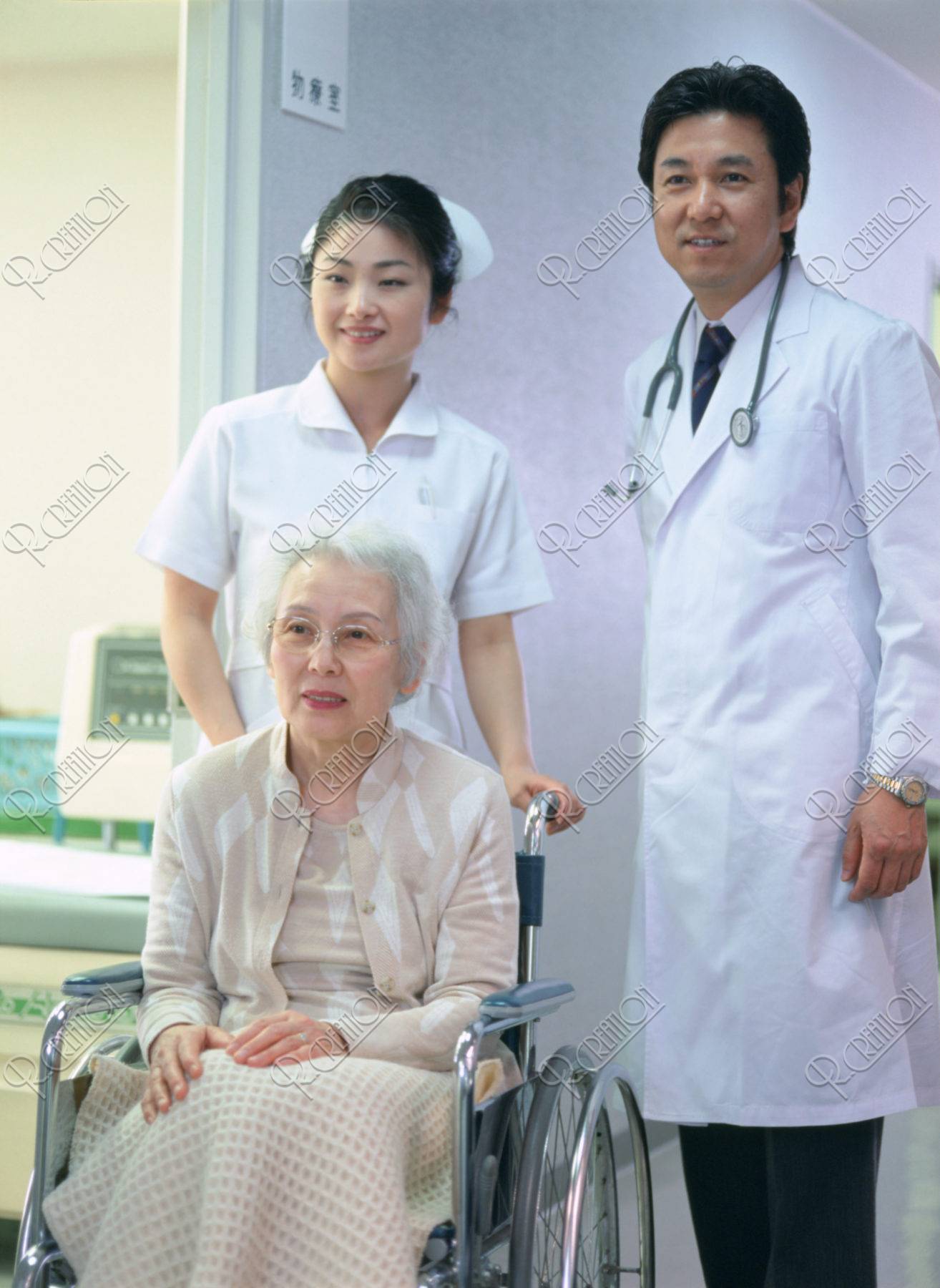 車椅子のお年寄りと看護士と医師