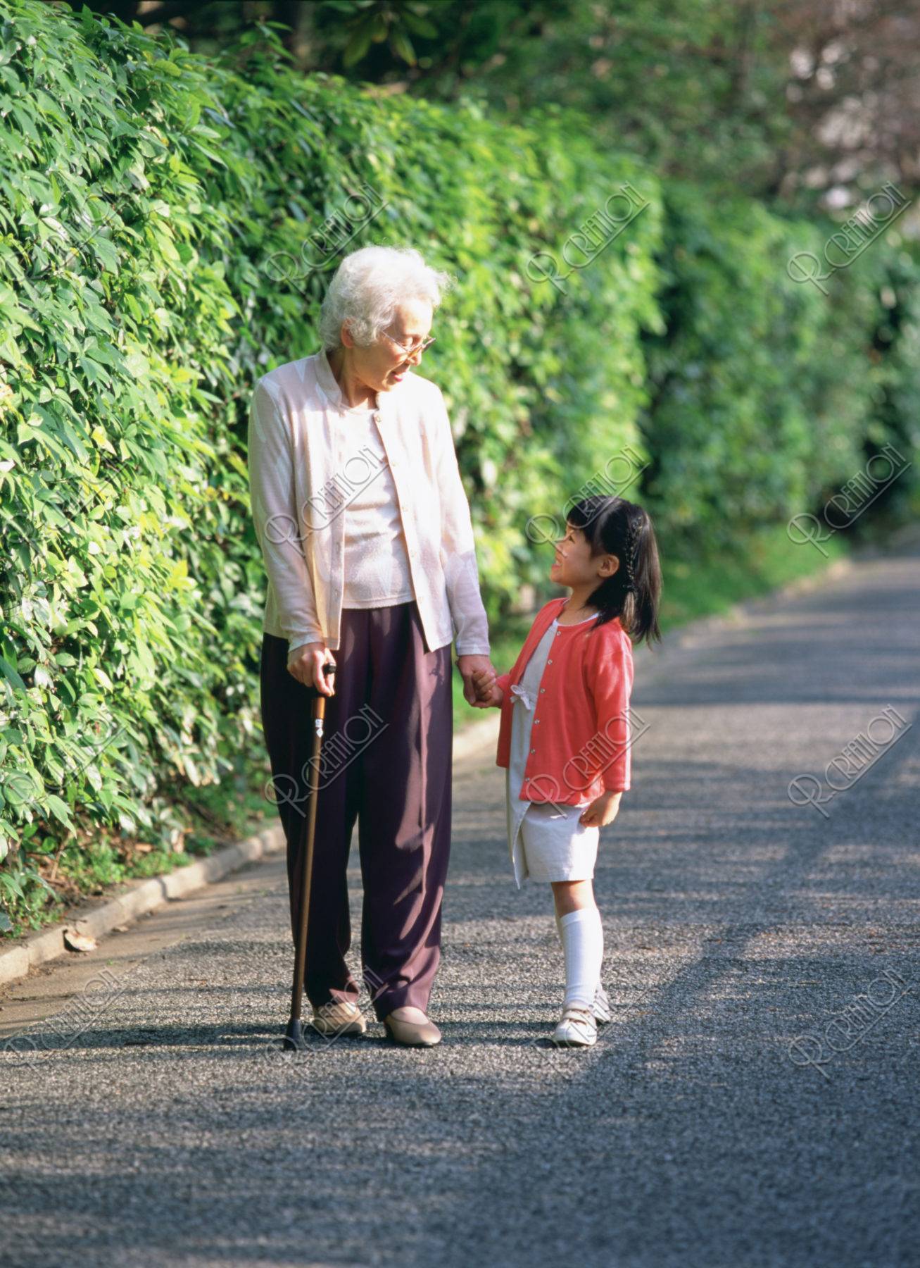 散歩する祖母と孫