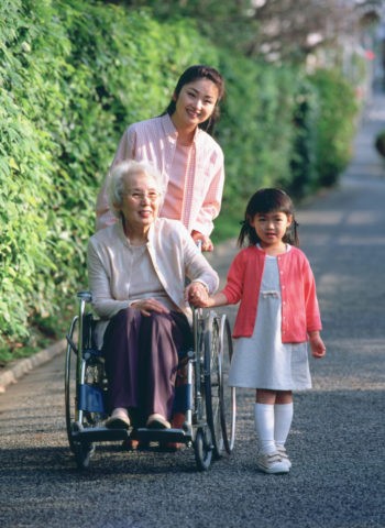 車椅子の祖母と母と子