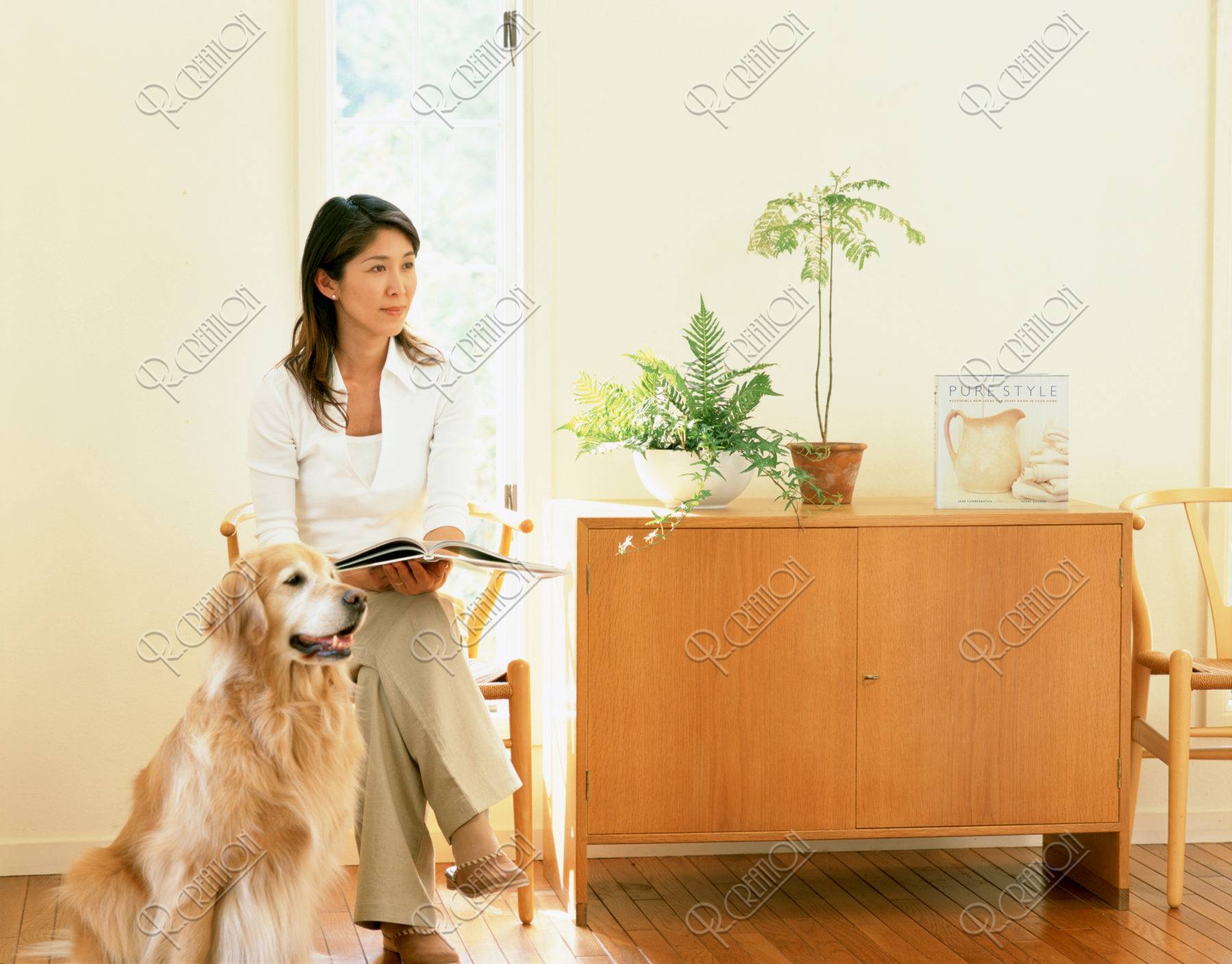 椅子に座る女性と犬