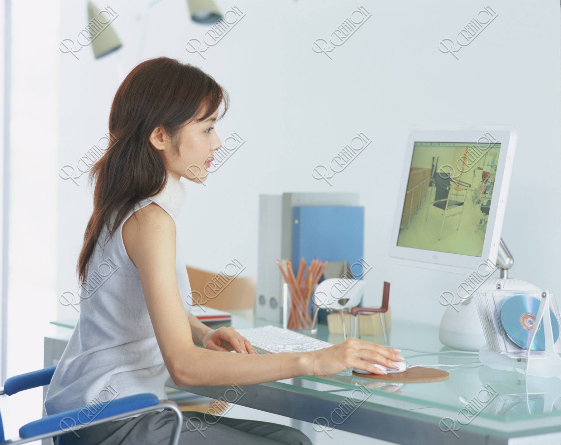 パソコンを見る女性