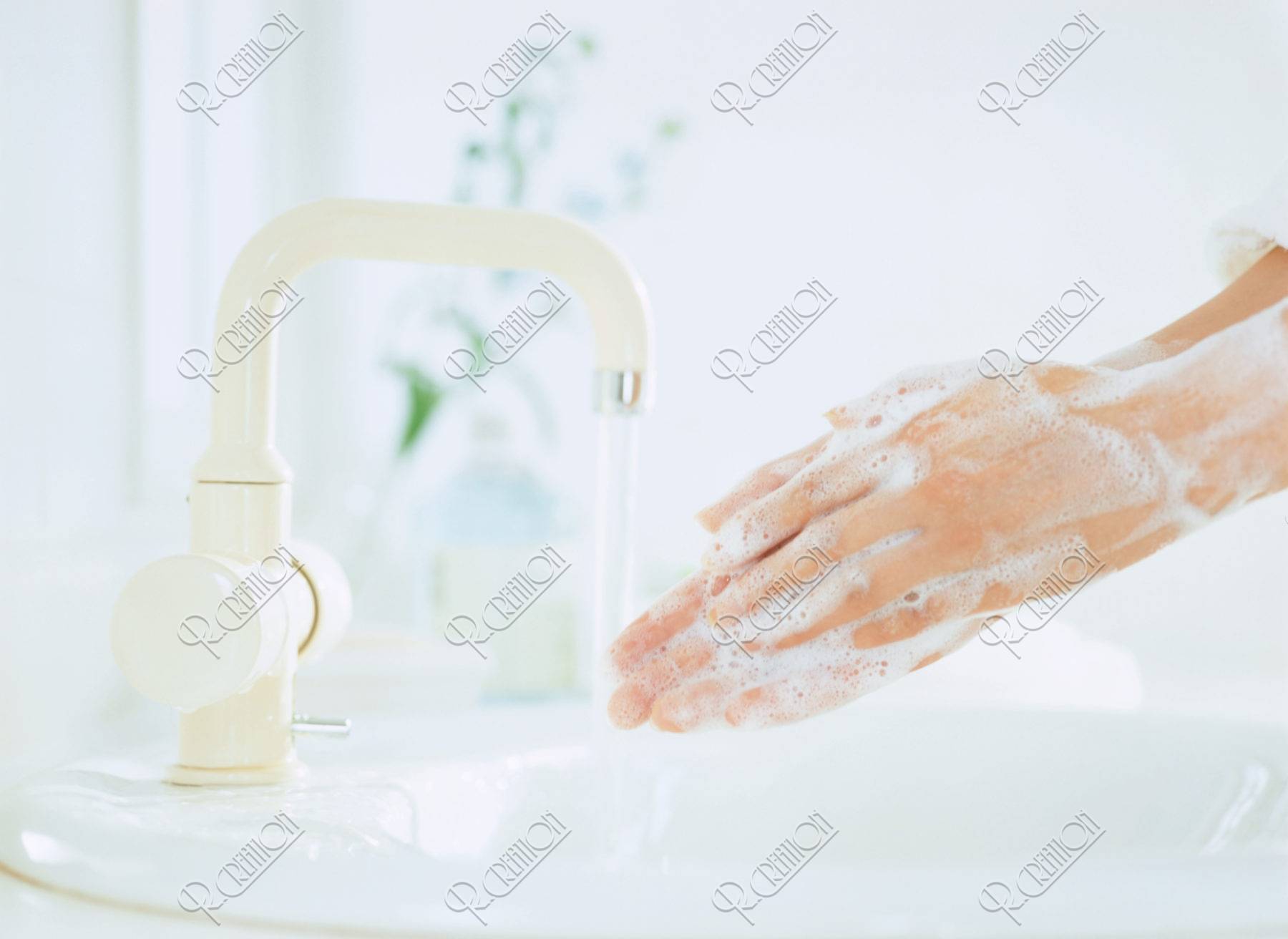 石鹸で洗う手