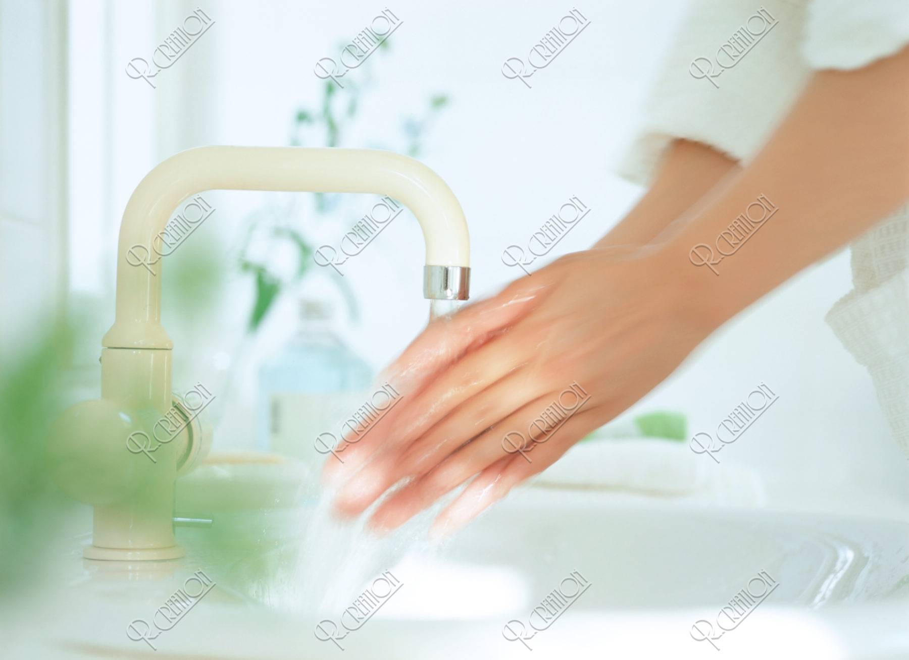 水で洗う手