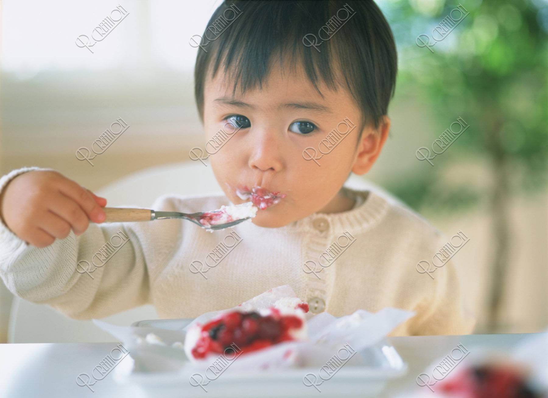 ケーキを食べる子供