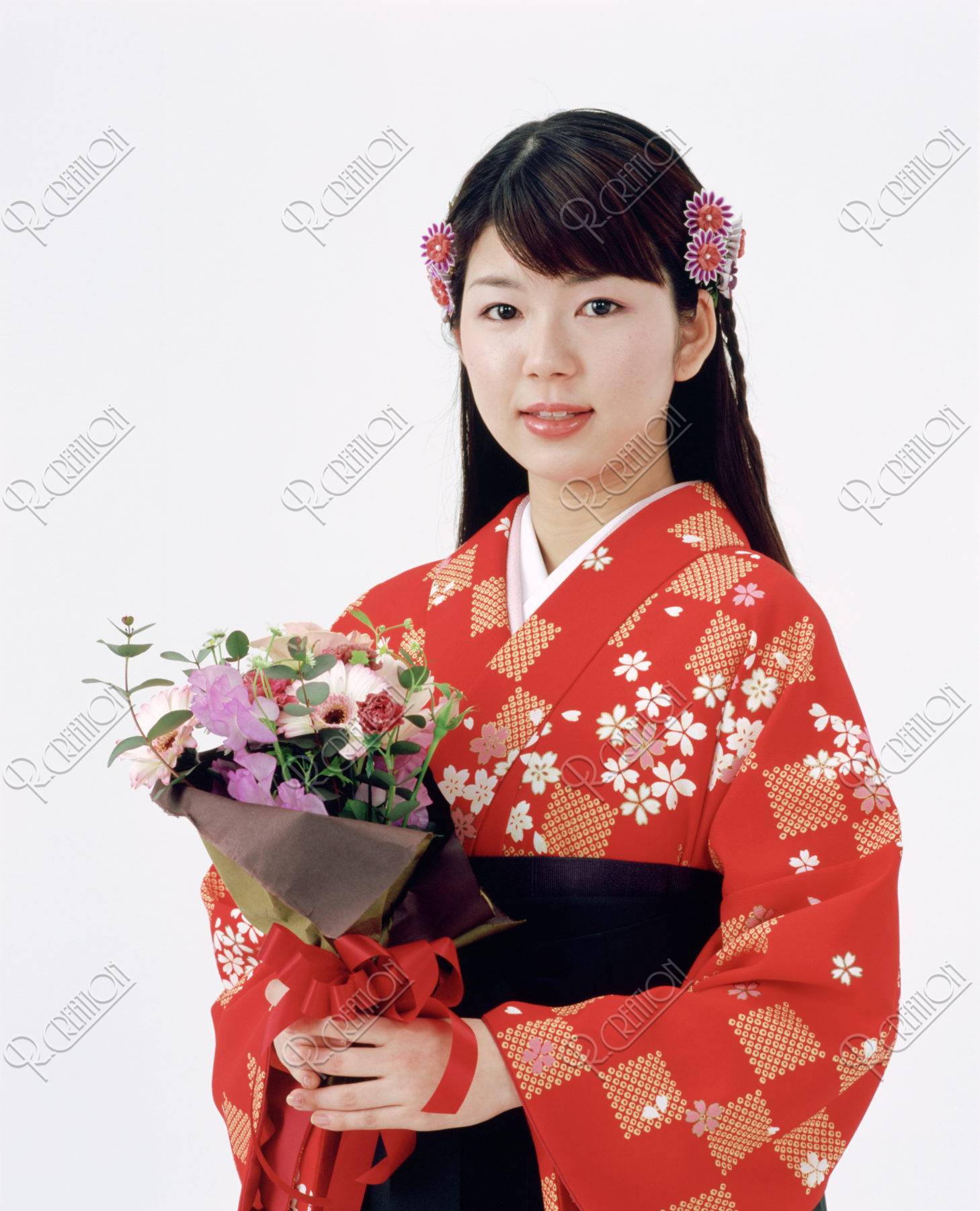 袴の女性と花束