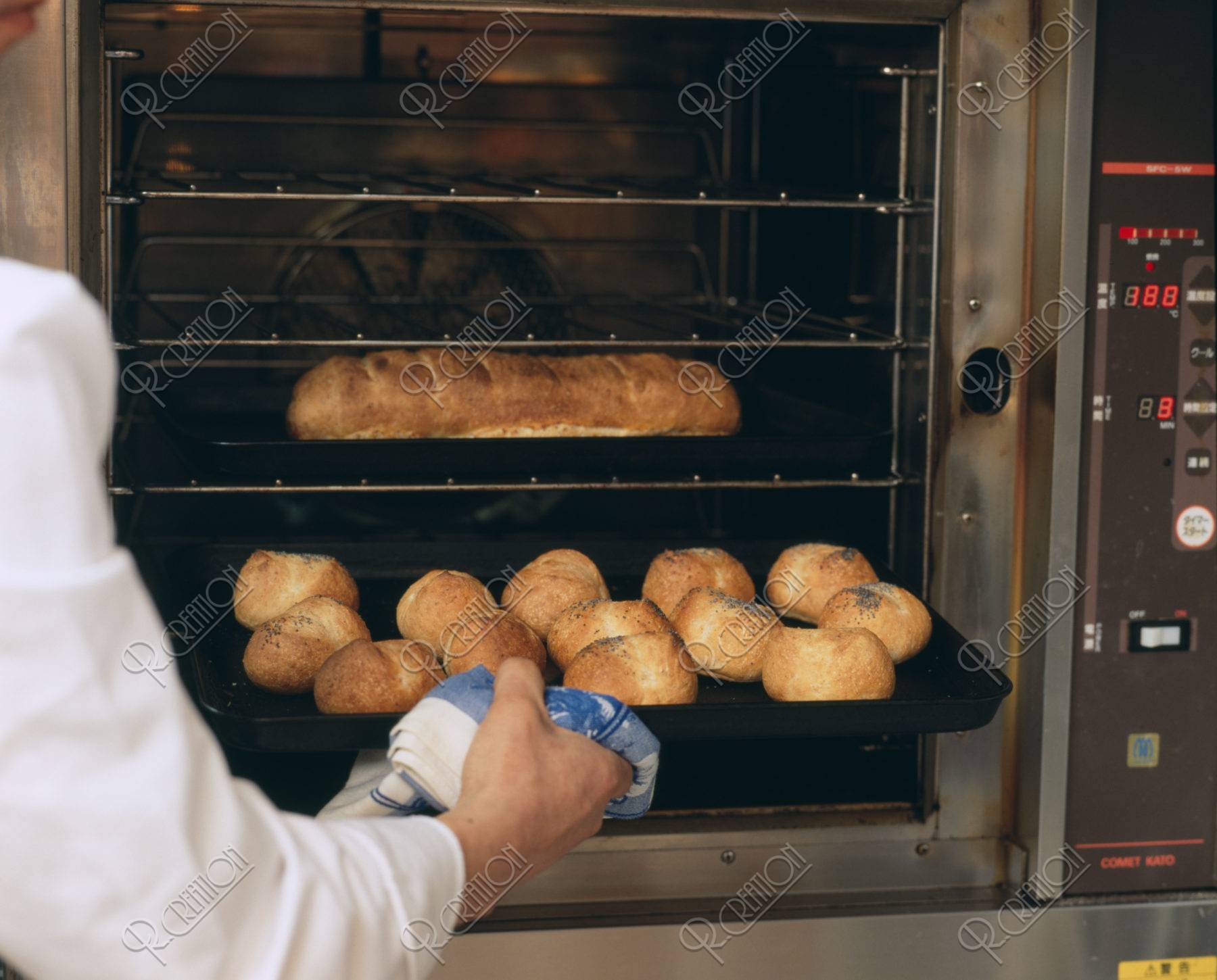 パンを焼くシェフ