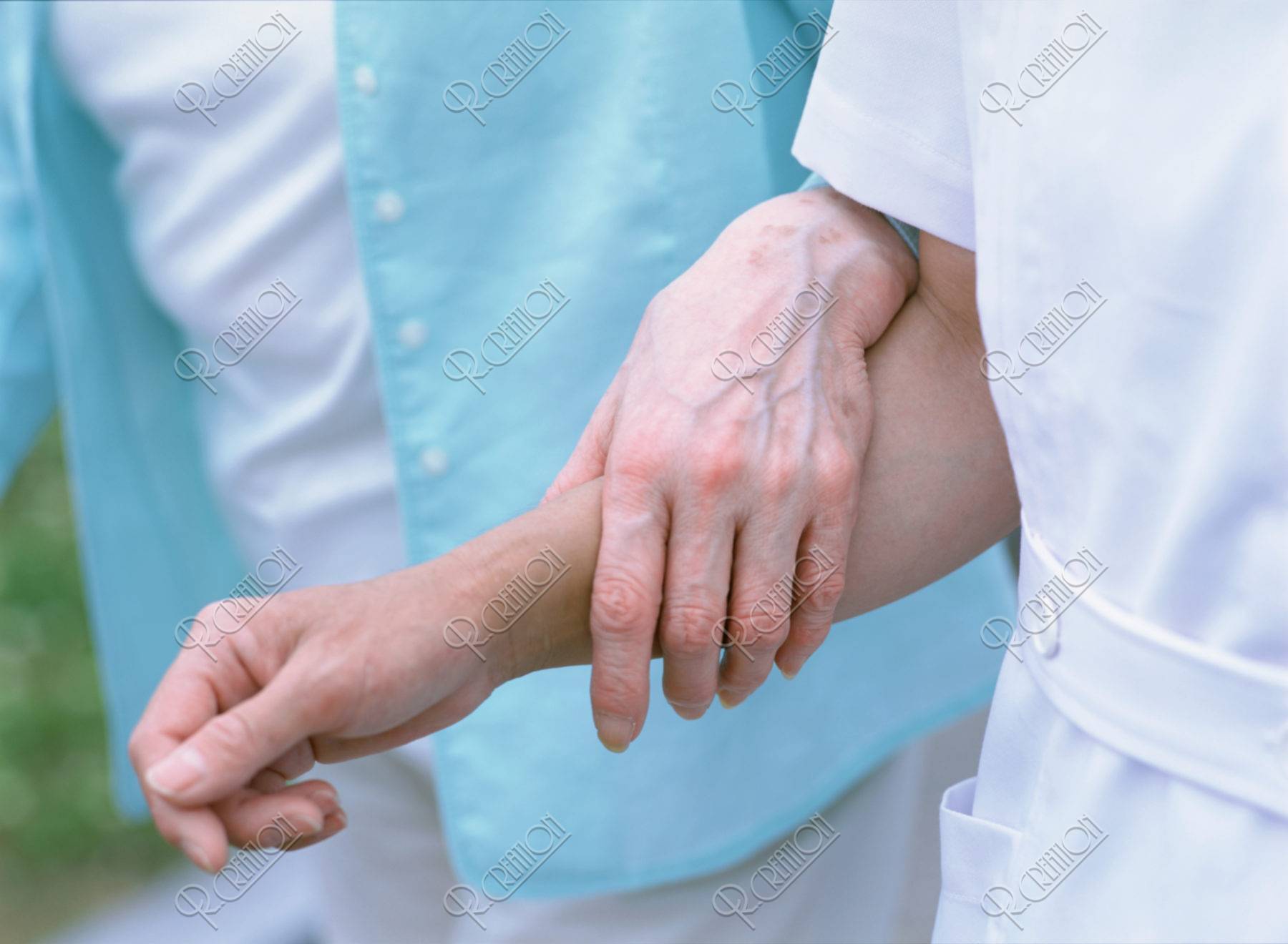 介護する看護婦の手