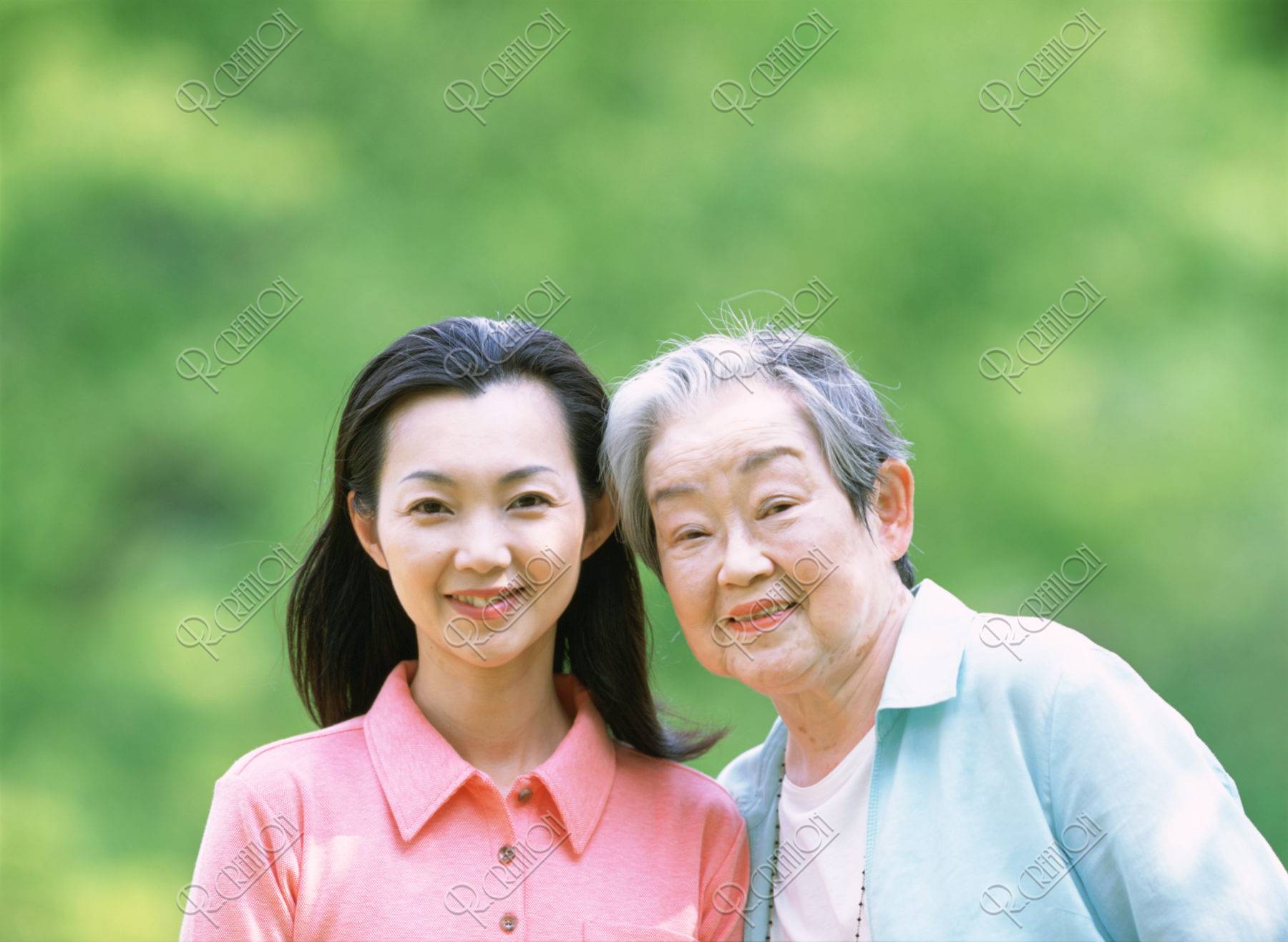 老婦人と女性