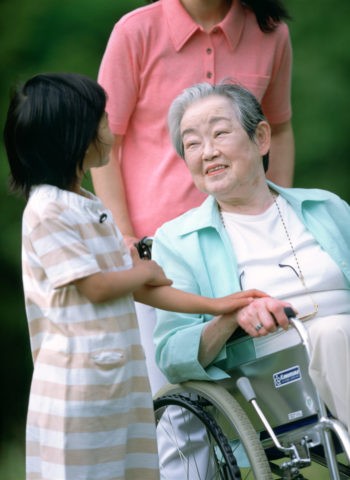 車椅子の祖母と母と孫