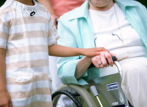 車椅子の祖母と孫の手