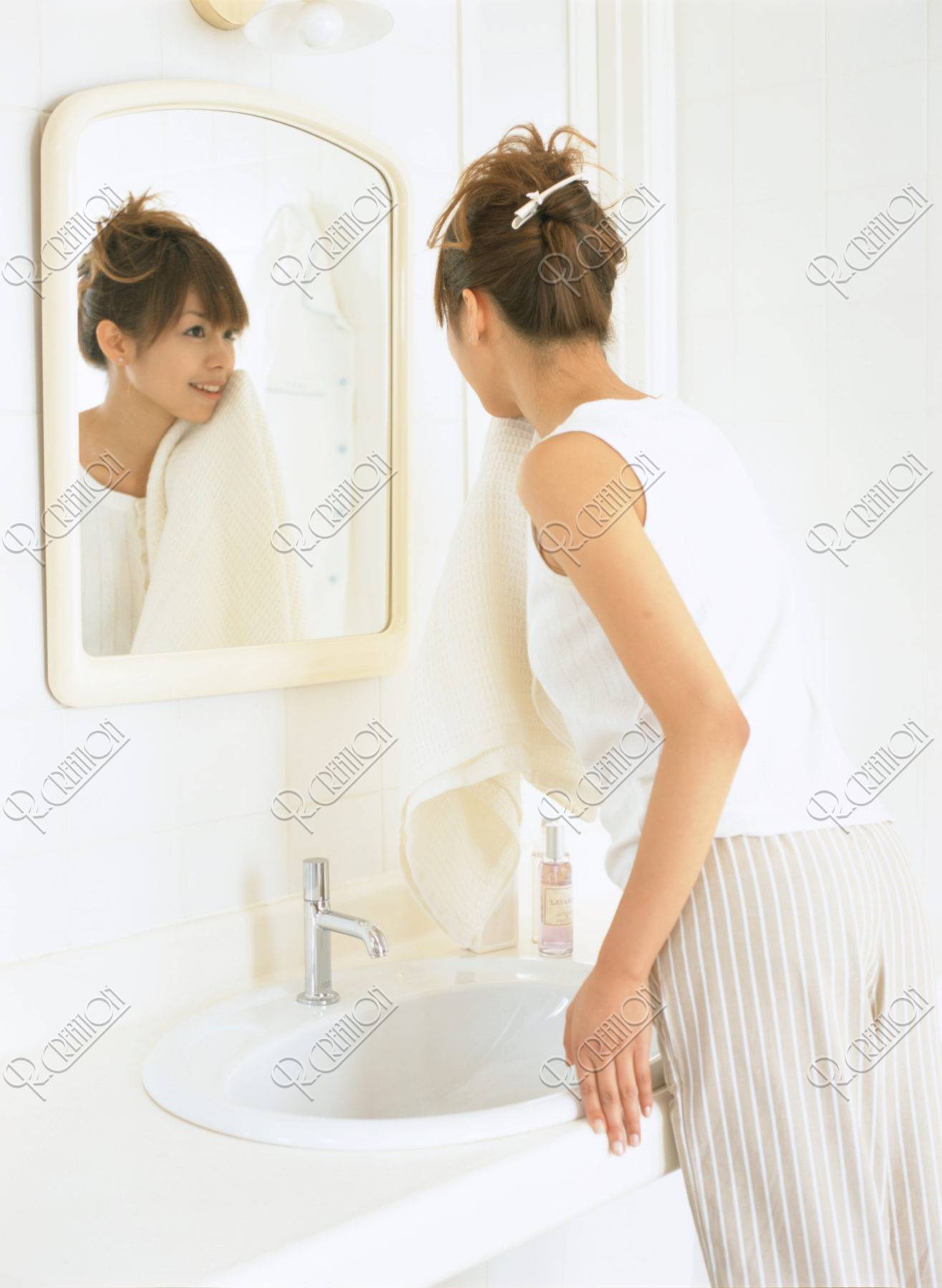 バスルームで鏡を見る女性