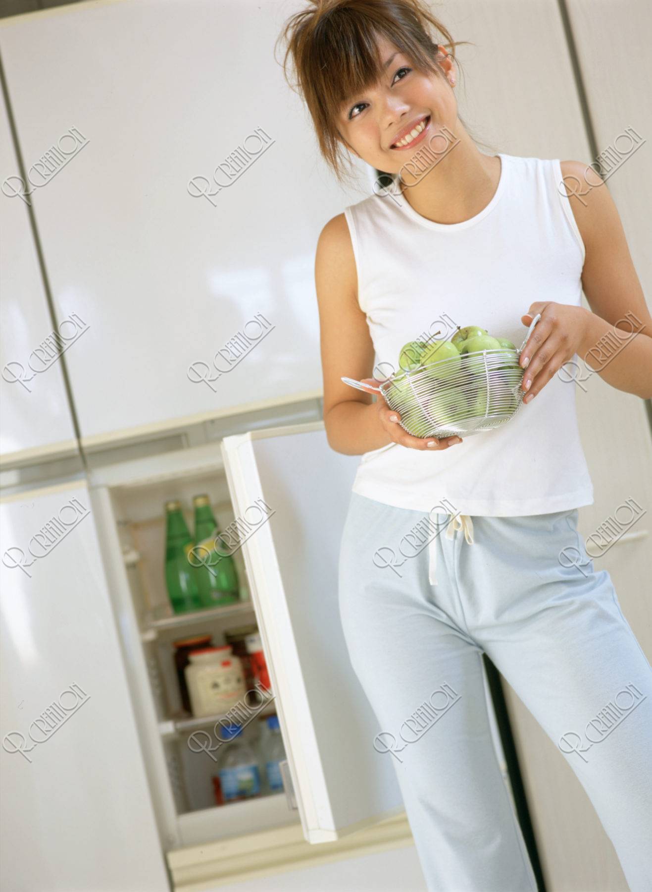 冷蔵庫をお尻で閉める女性