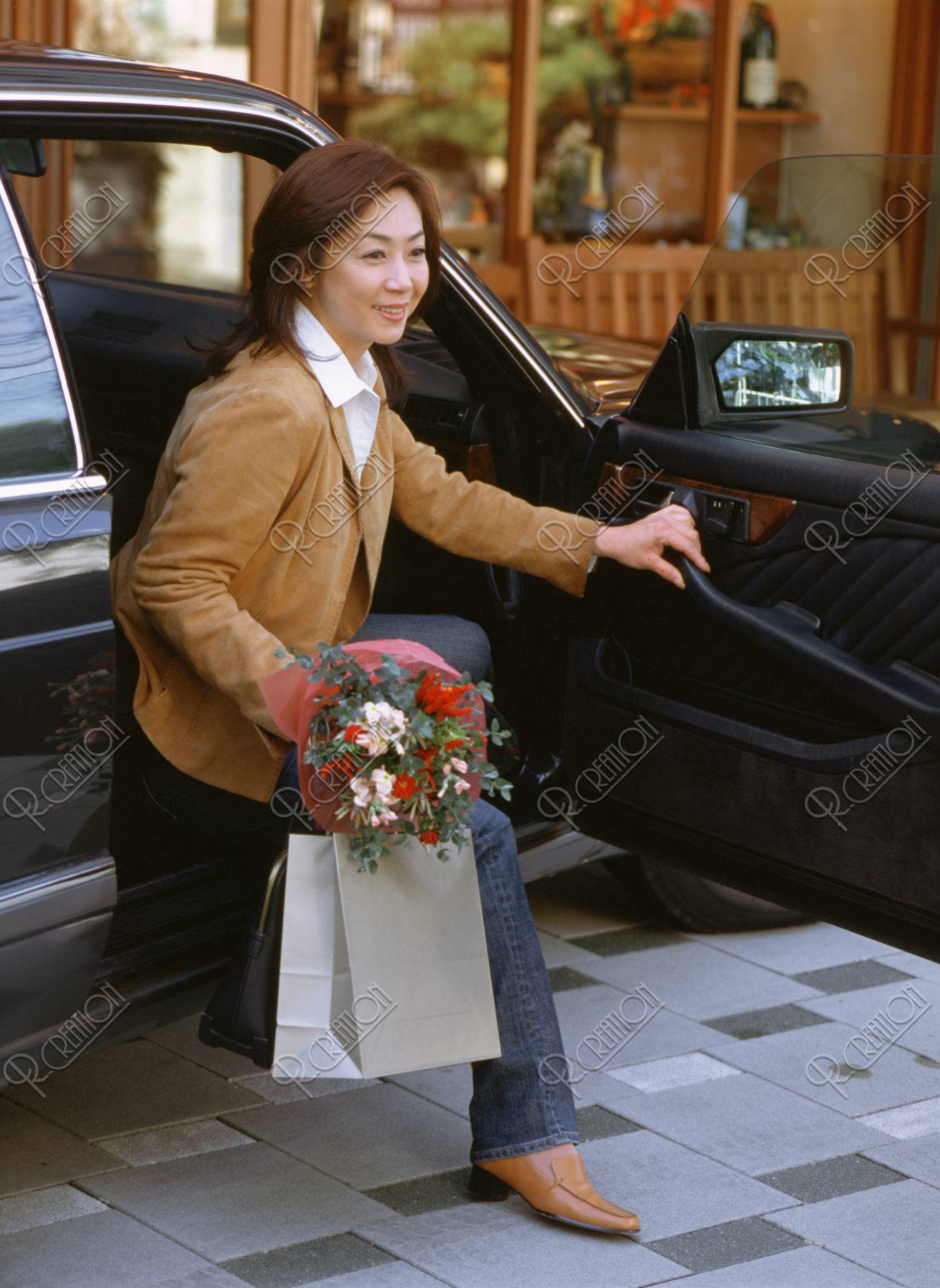 車から降りる熟年女性 ストックフォト アールクリエーション