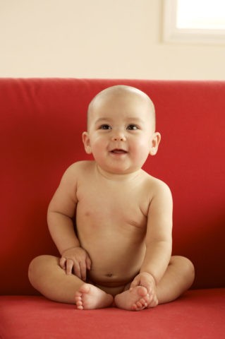 裸の赤ちゃん 赤いソファ
