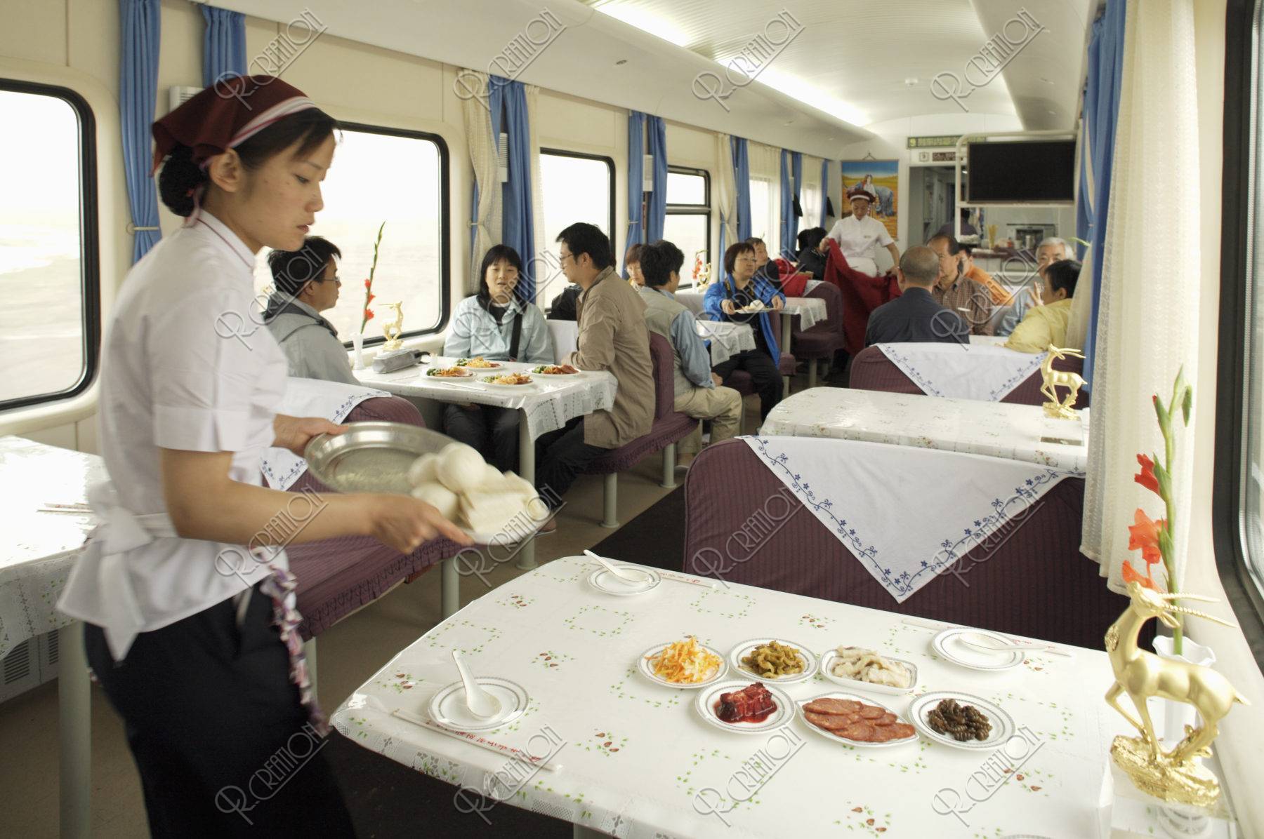 青蔵列車内 食堂車