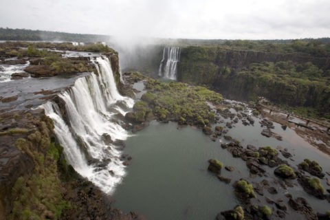 乾期のイグアス滝