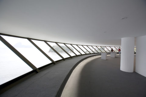 オスカー・ニーマイヤー設計の現代美術館内部