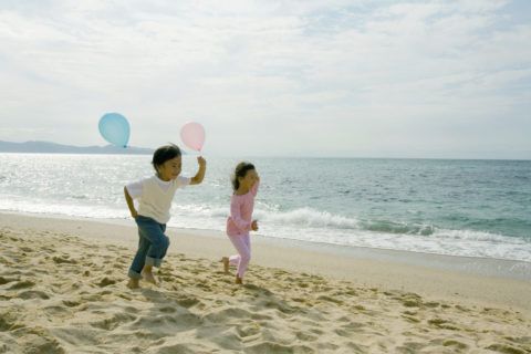 浜辺で風船を持つ子供