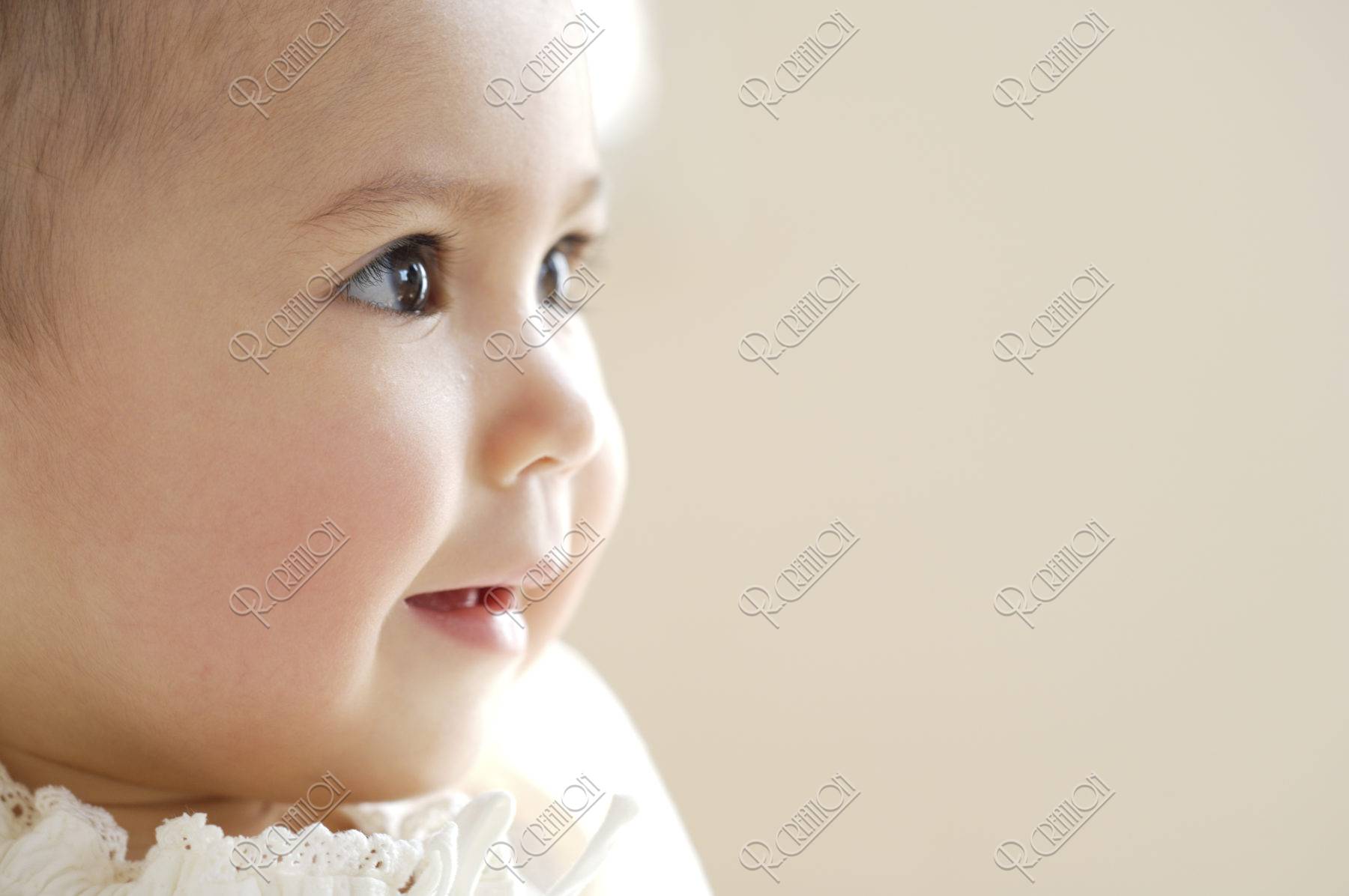 赤ちゃん ハーフ 横顔 アップ 写真 アールクリエーション