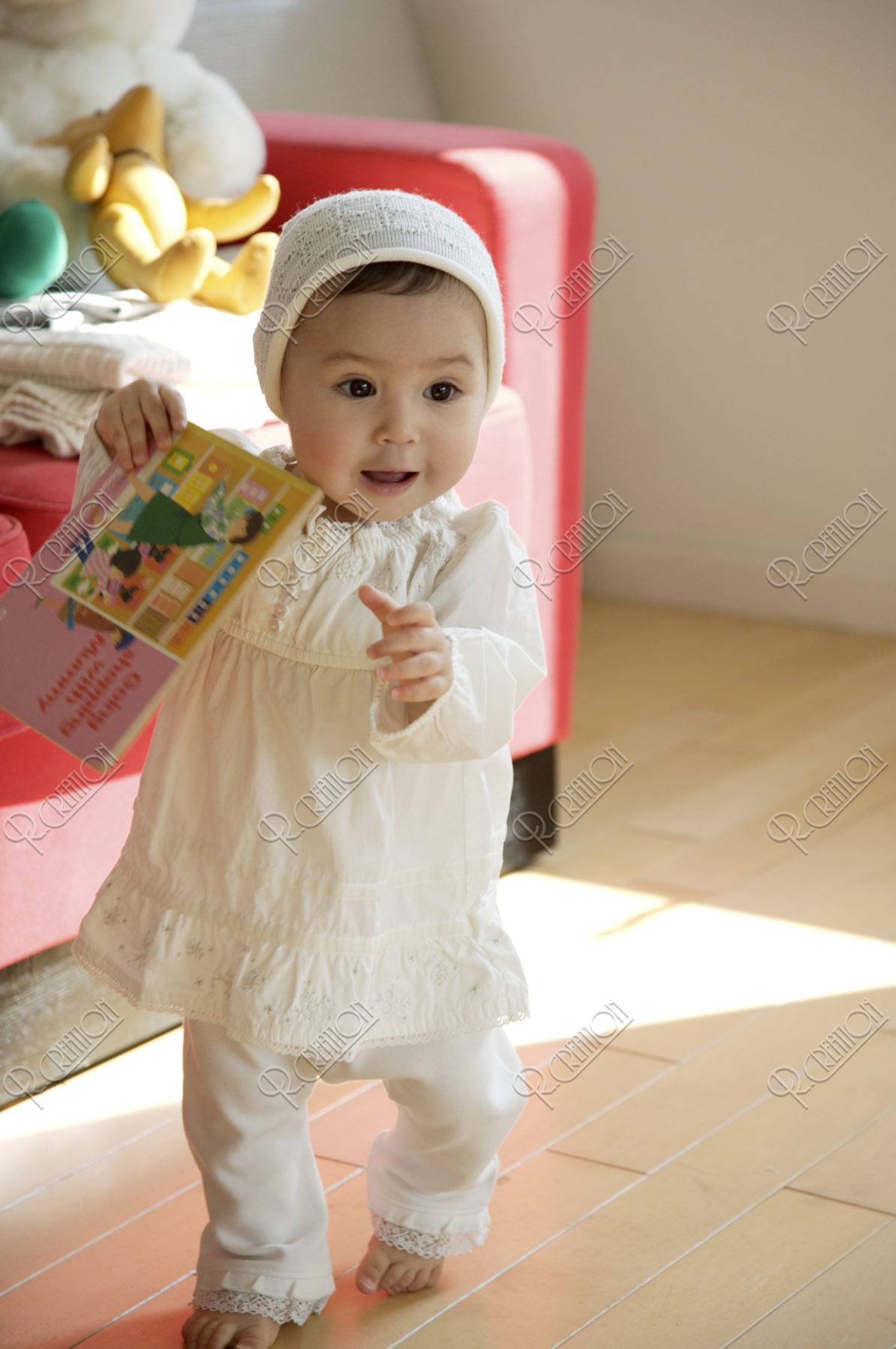 赤ちゃん ハーフ 白色 歩く ストックフォト アールクリエーション