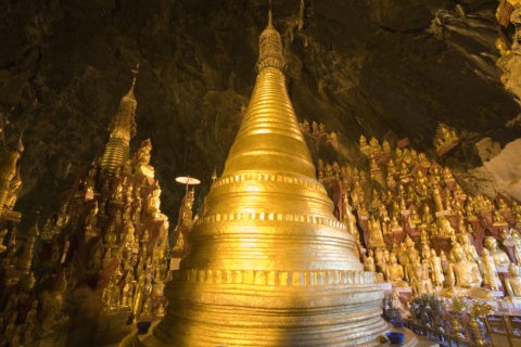 洞窟寺院 仏像 黄金色 金箔 洞窟