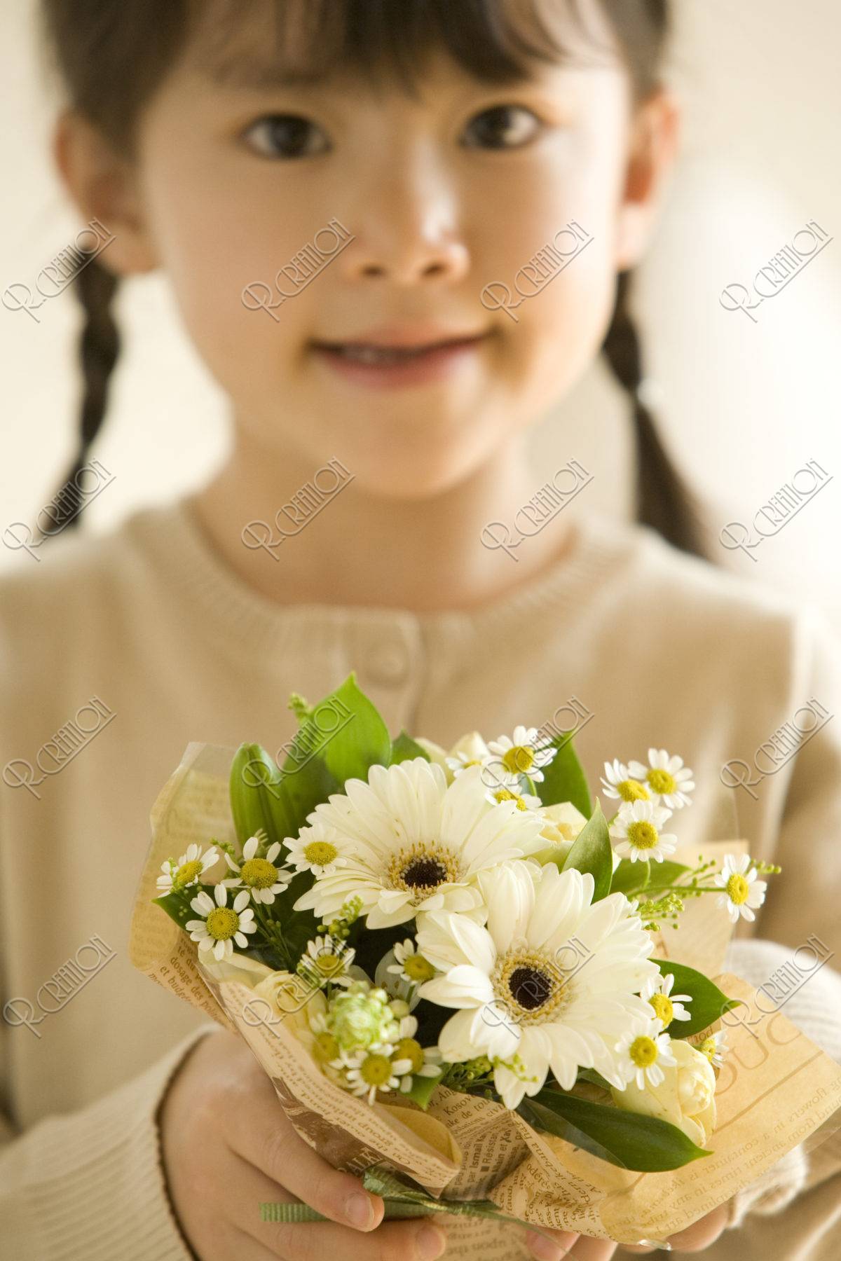 花を持つ女の子
