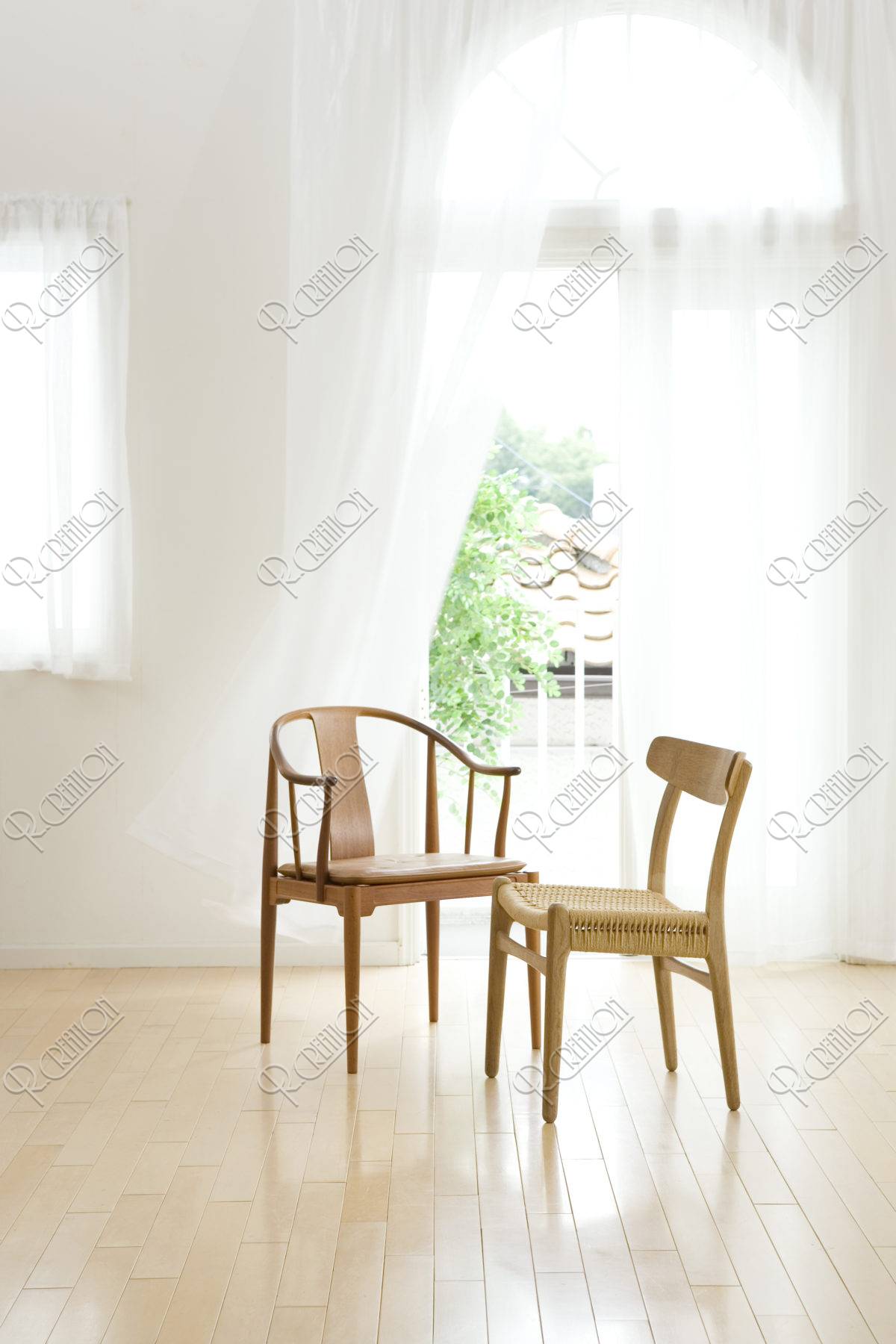 なびくカーテンと２脚の椅子