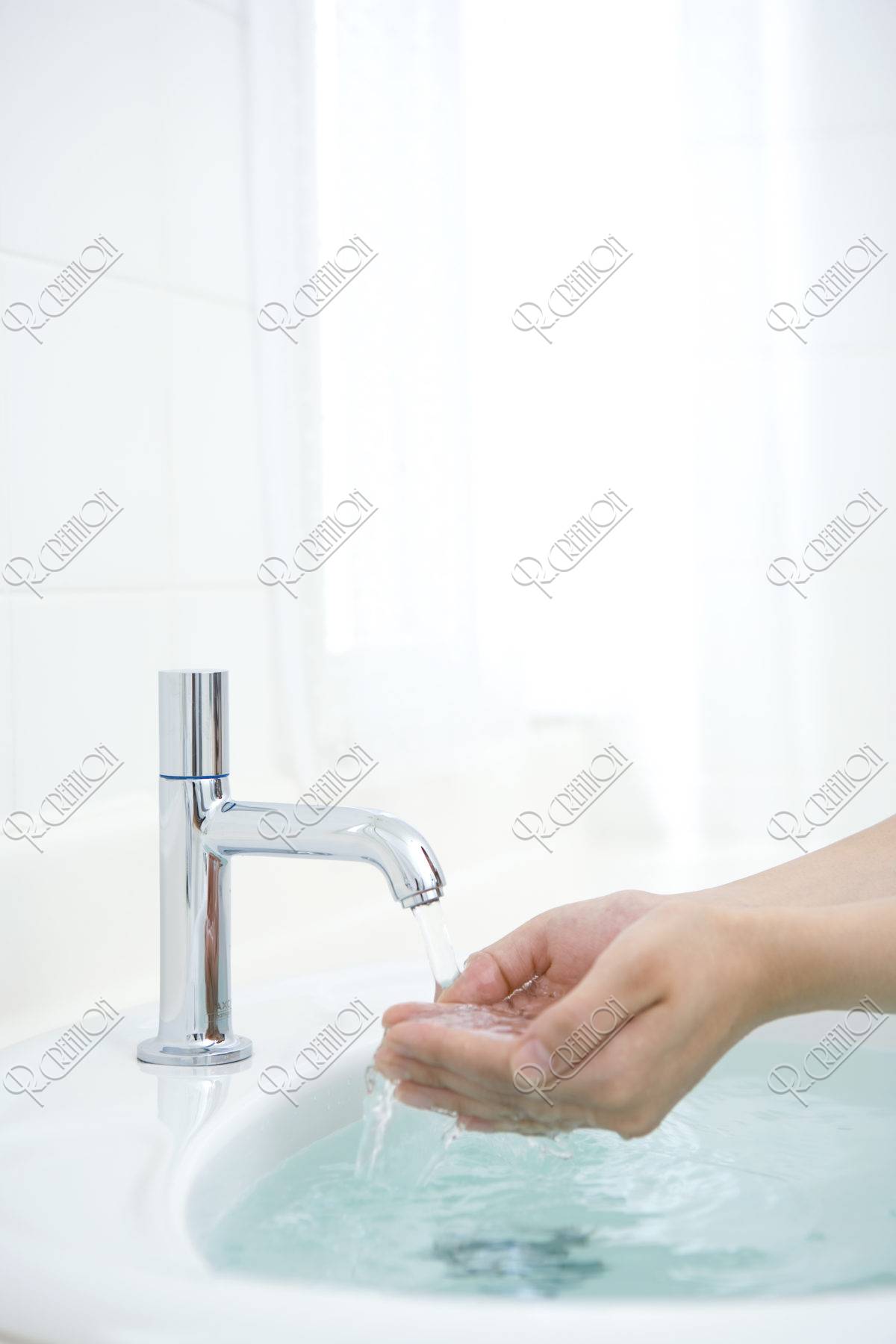 洗面所 水を受ける手